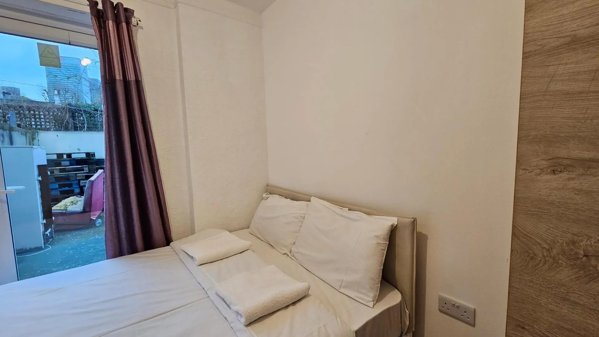London E14 Rooms Guest house