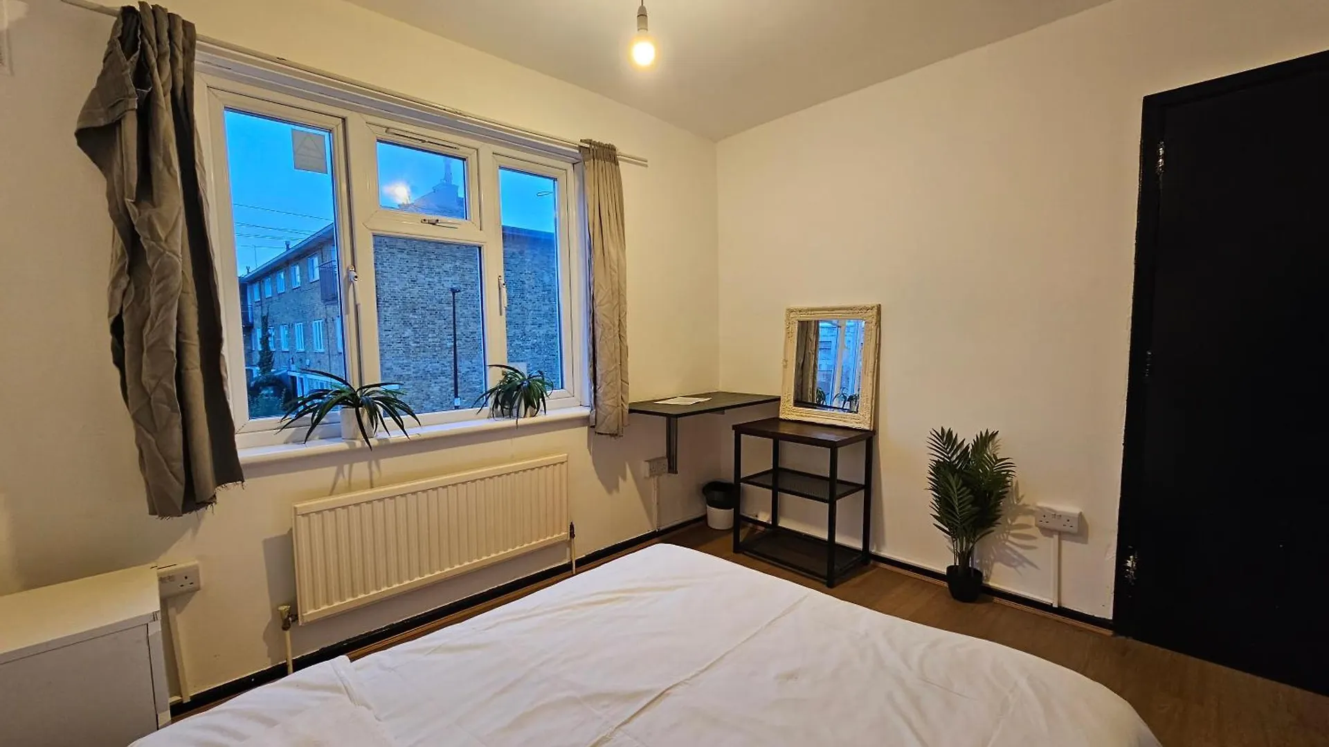 London E14 Rooms Guest house